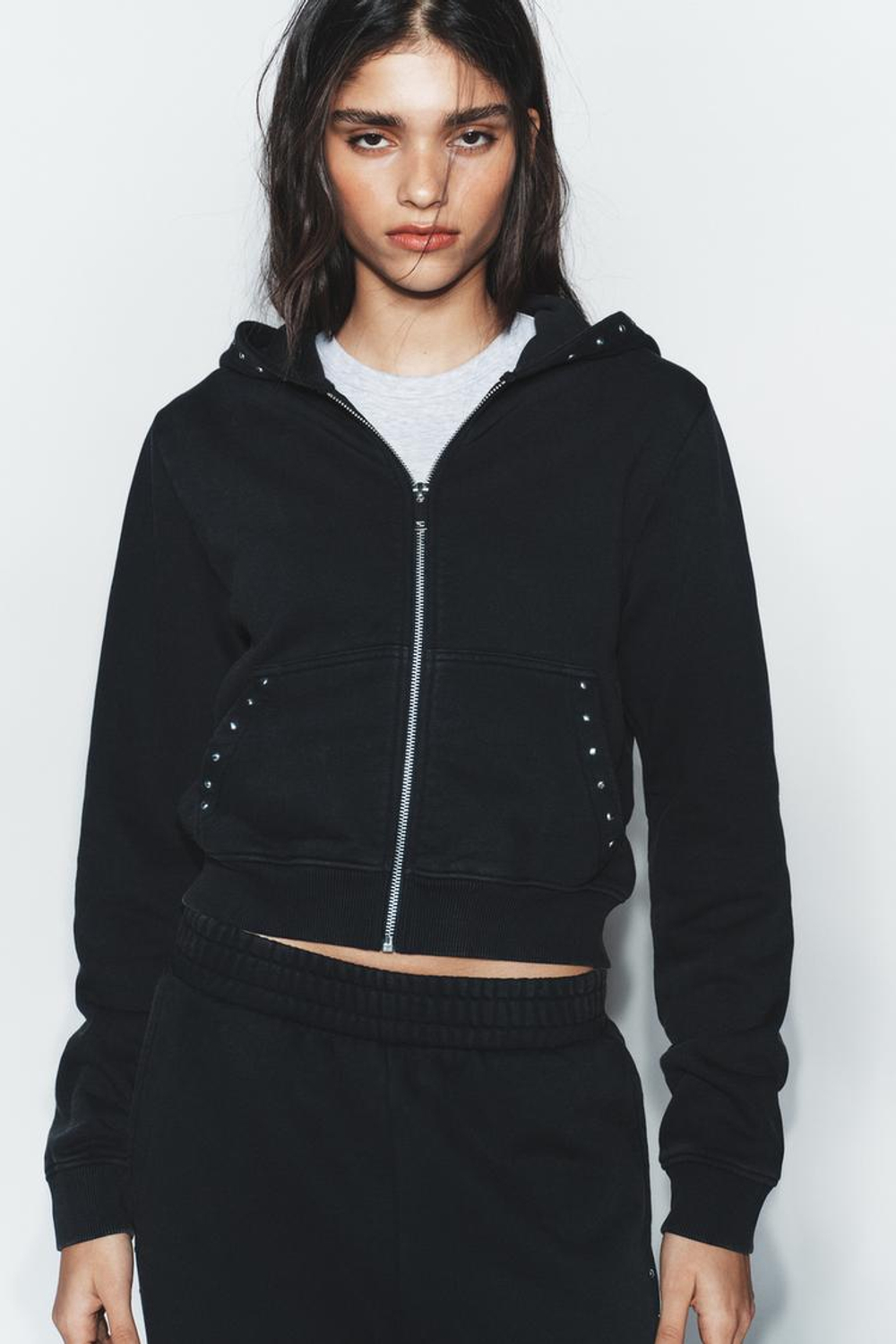 ZARA ТОЛСТОВКА ИЗ ФЛИСА С ЭФФЕКТОМ ПОТЕРТОСТИ И ЗАКЛЕПКАМИ, УГОЛЬНЫЙ