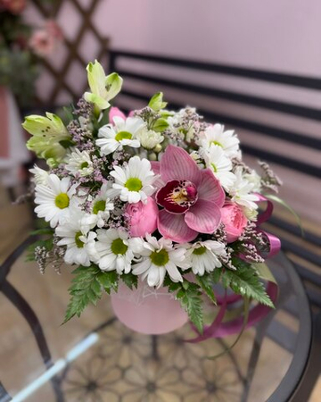 Композиция с орхидеей