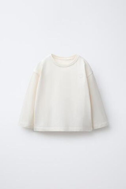 ZARA БАЗОВАЯ ФУТБОЛКА С ВЫШИТЫМ СЕРДЦЕМ, ЭКРЮ