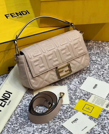 Сумка из кожи Fendi Baguette светло-розовый