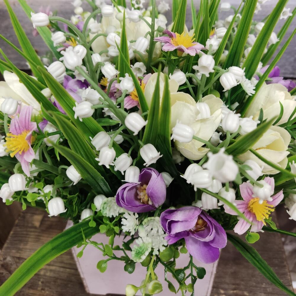 Композиция из искусственных цветов с ландышами