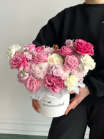 Цветочная коробка в розовых оттенках размер S