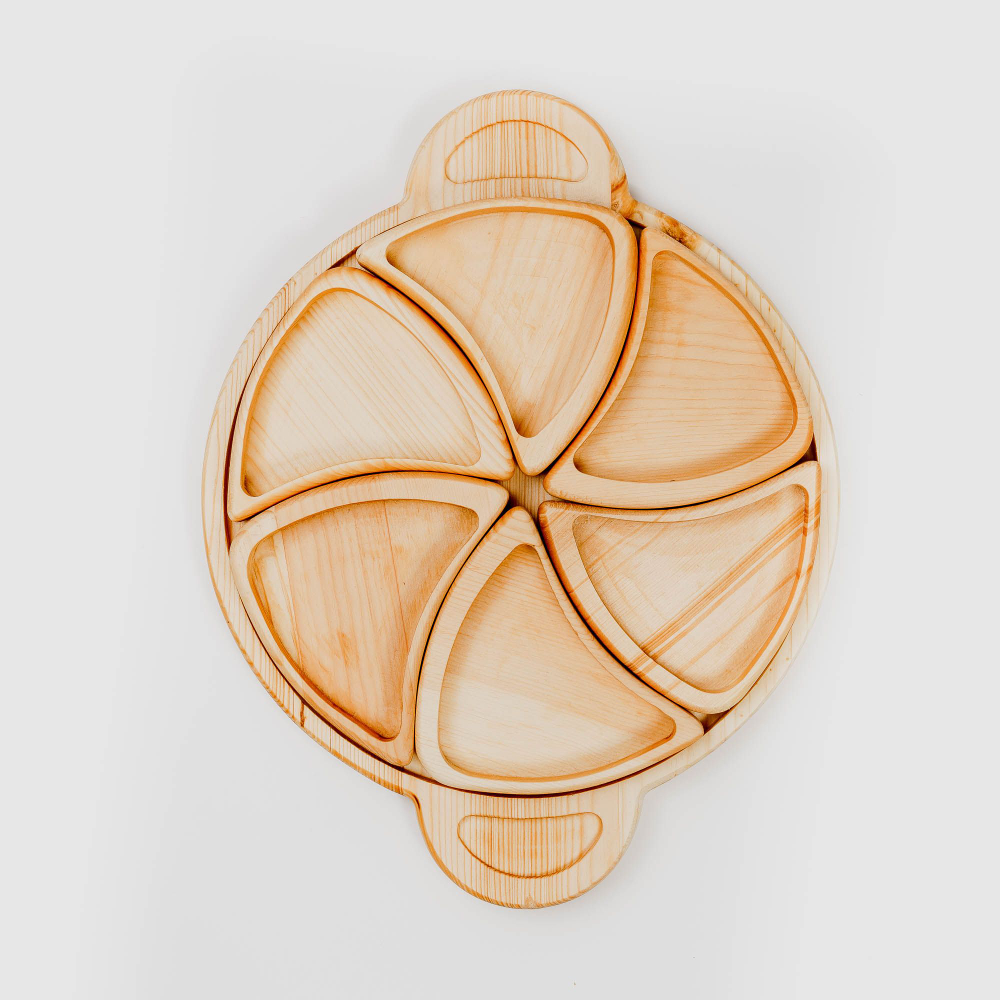 Деревянная менажница с ручками из кедра