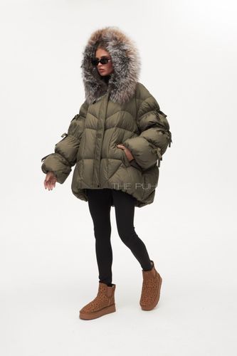 Объемный пуховик цвета хаки с мехом енота