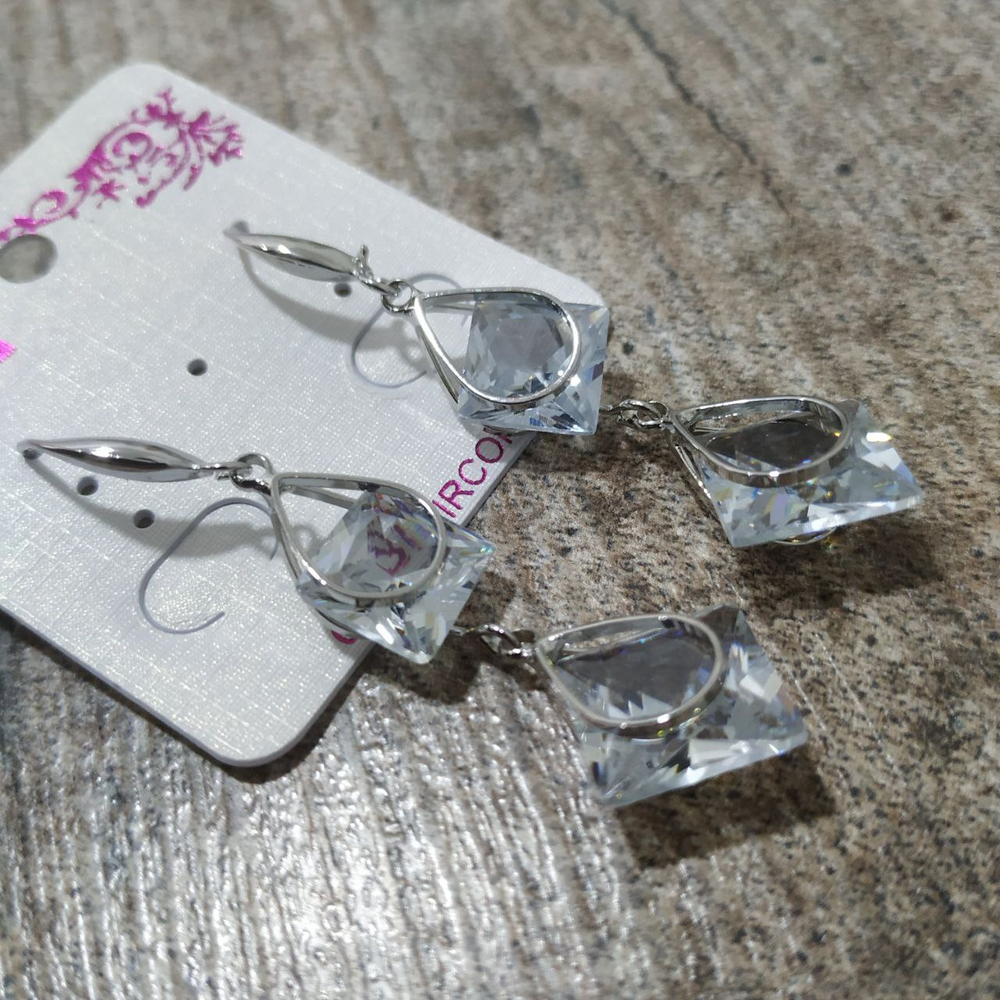 Серьги на англ.заст. Cubic Zirconia 2 кристалла квадрат в оправе капля цвет прозрачный металл серебристый