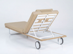 Шезлонг Ideal Patio КОСТА С на колесах, каркас белый, матрас бежевый (с подушкой)