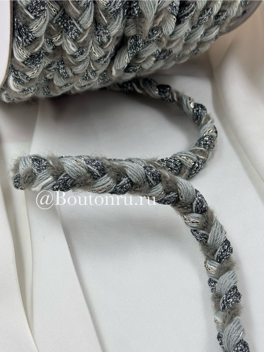 Тесьма-косичка серо-голубая с нитью люрекса 15 мм