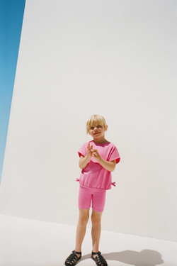 ZARA КОМПЛЕКТ ИЗ ФУТБОЛКИ И ВЕЛОСИПЕДОК, ЦВЕТ ФУКСИИ