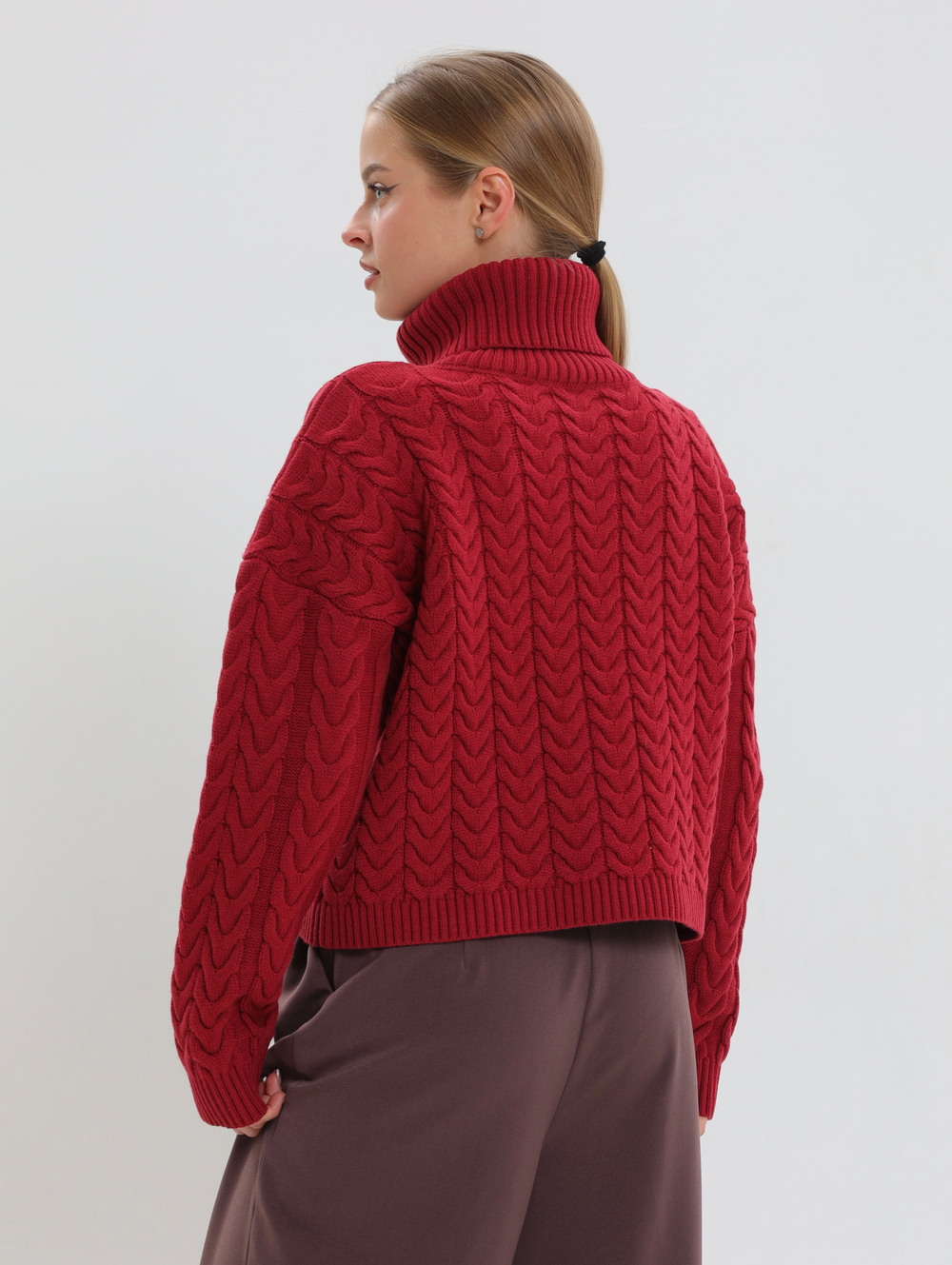 Вязаный свитер с высоким горлом
