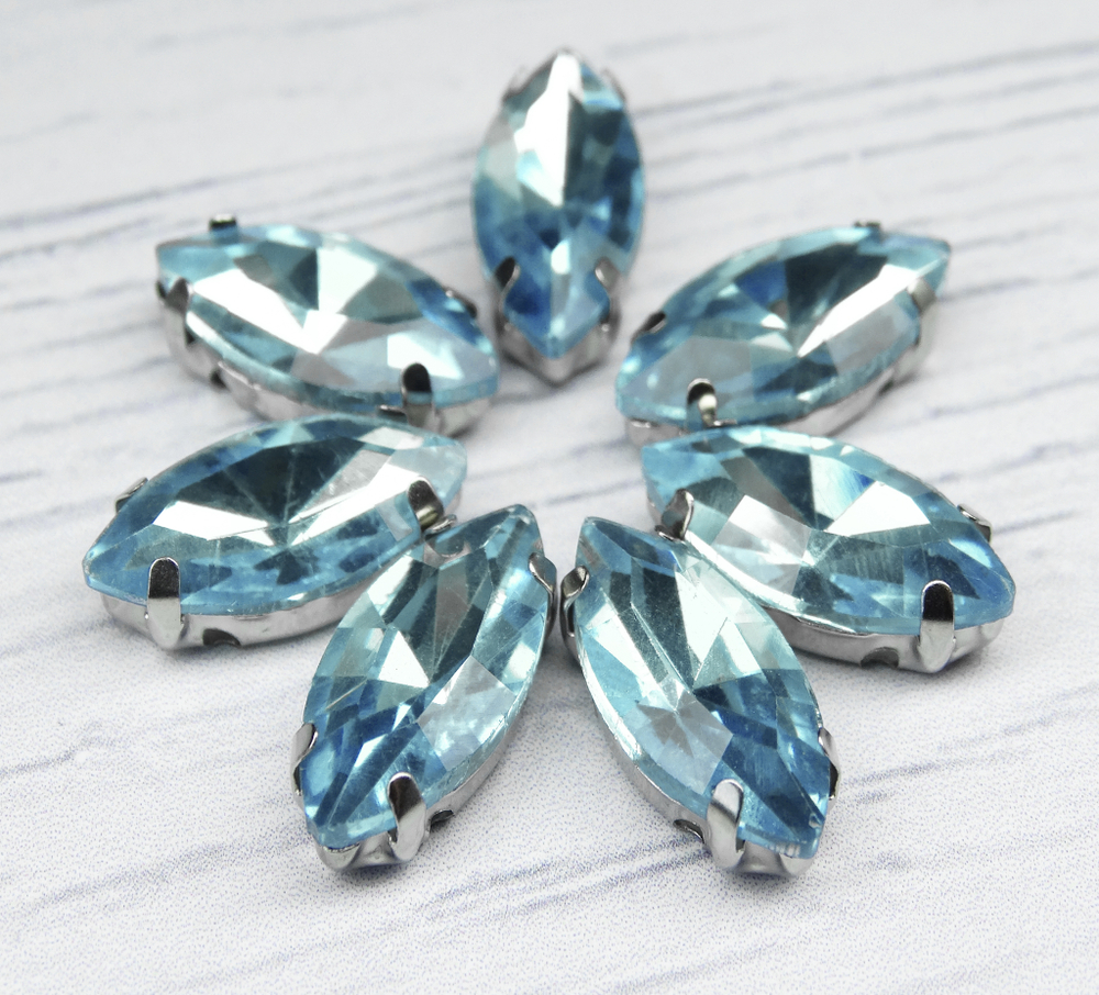 МЦ036НН715 Хрустальные стразы формы "лодочка" в цапах, светло-голубой, 7х15 мм, 5 шт.