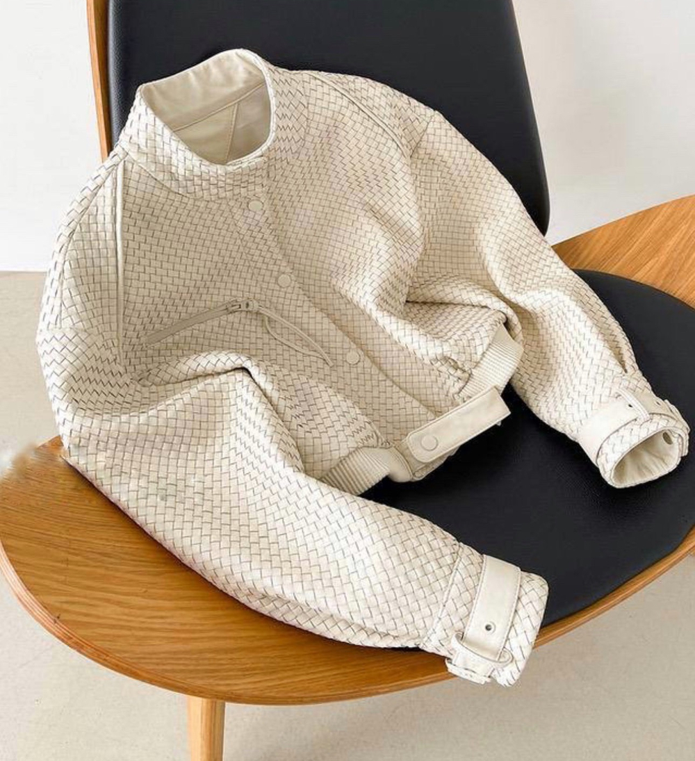 Плетеный кожаный бомбер в молочном цвете