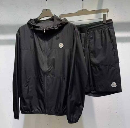 Прогулочный костюм Moncler