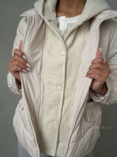 Бежевый пуховик с трикотажной манишкой