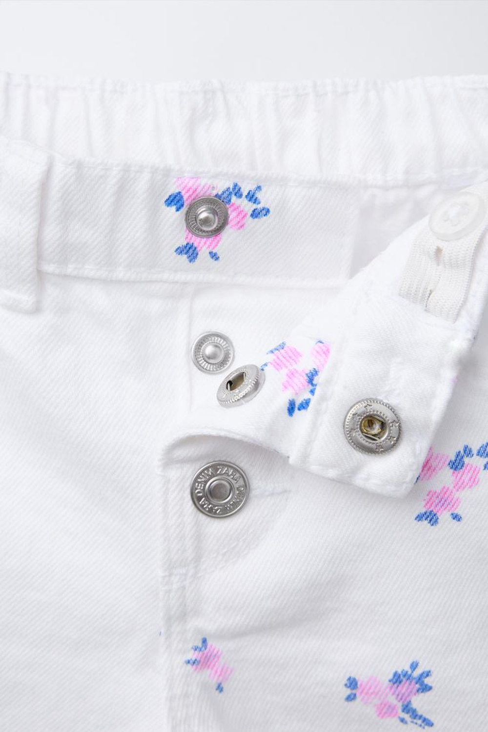 ZARA БЕРМУДЫ ИЗ ТВИЛА С ЦВЕТОЧНЫМ ПРИНТОМ, БЕЛЫЙ