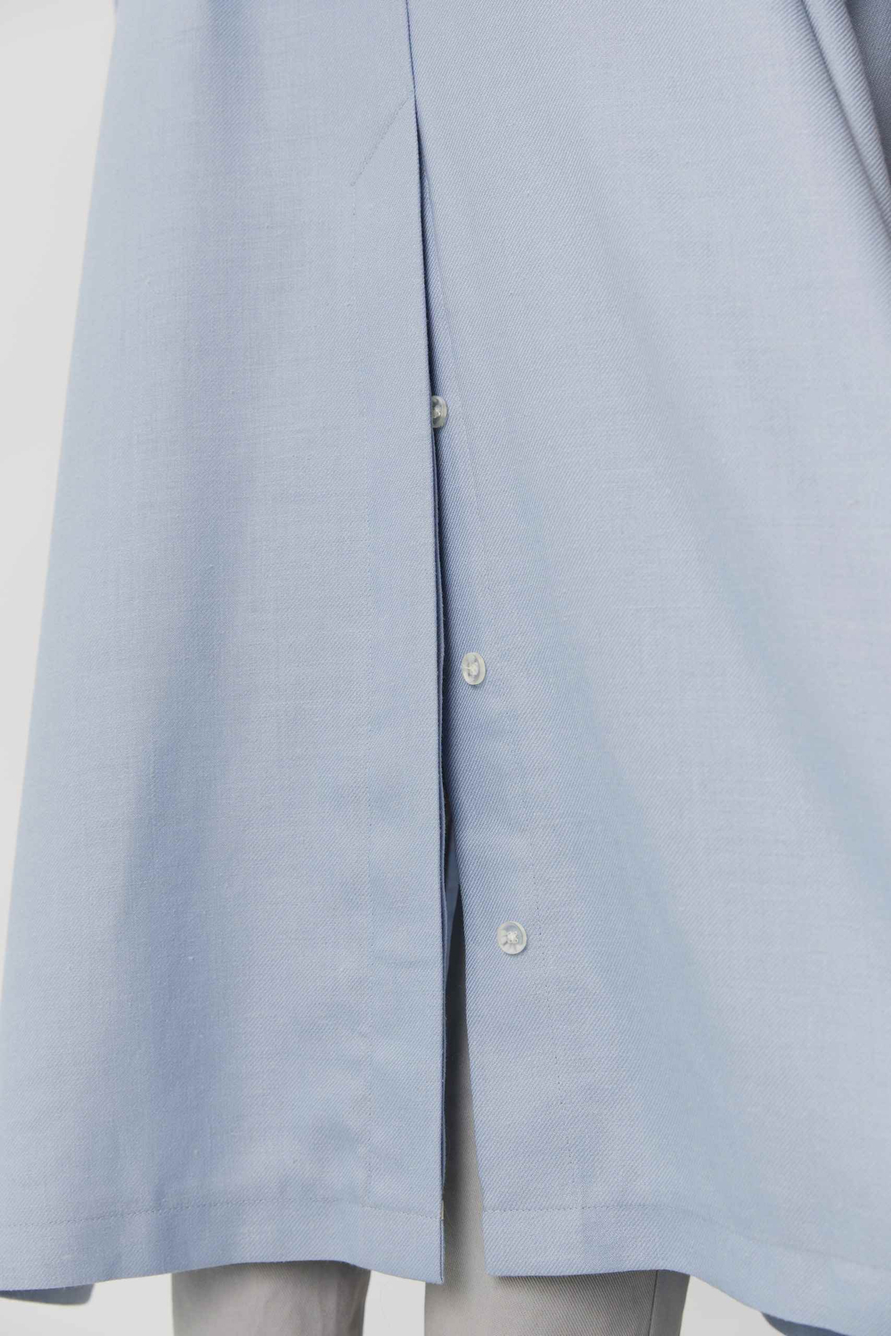 Объемный плащ из голубого льна