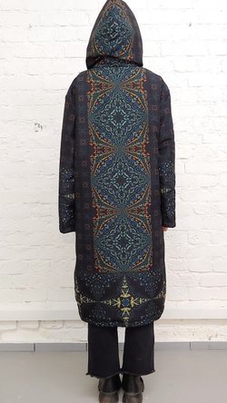 Пальто "Ручной волк", по мотивам средневекового гобелена с изображением мифического волка