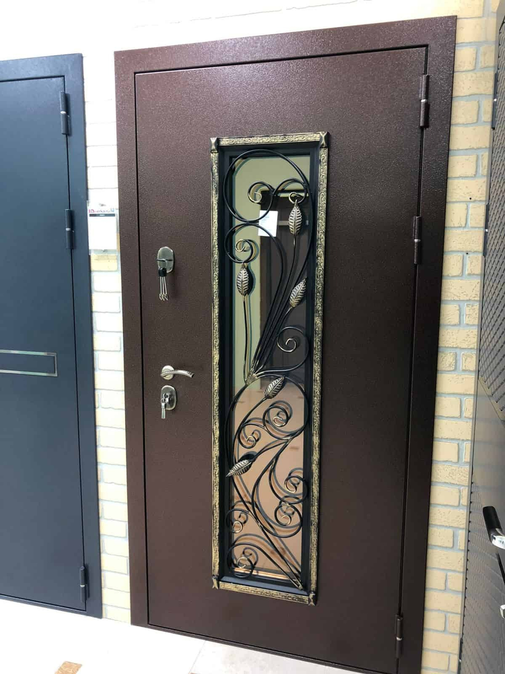 Внешний вид входной двери Аурус