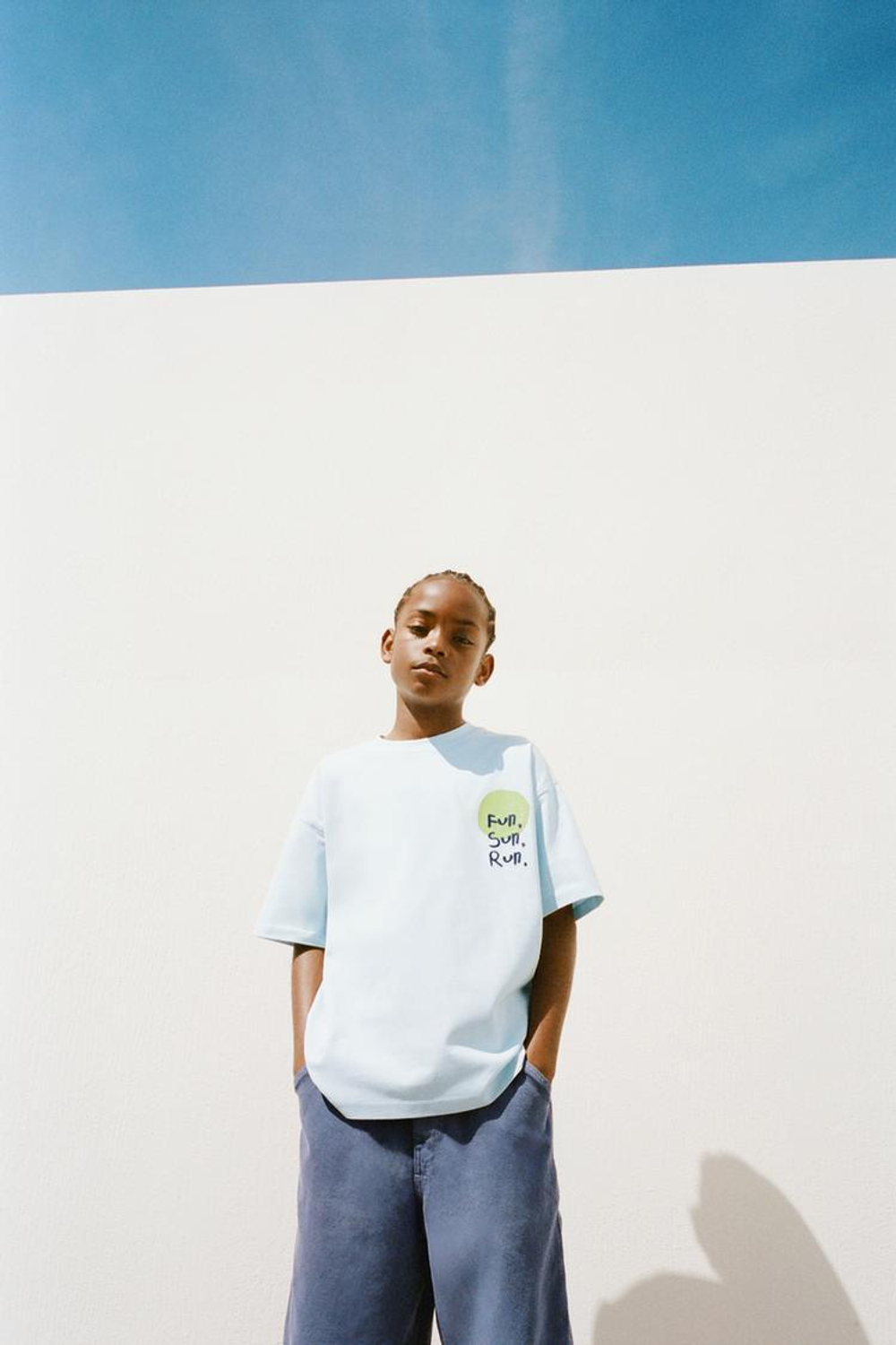 ZARA ФУТБОЛКА С ПРИНТОМ И ВЫШИВКОЙ, НЕБЕСНО-ГОЛУБОЙ