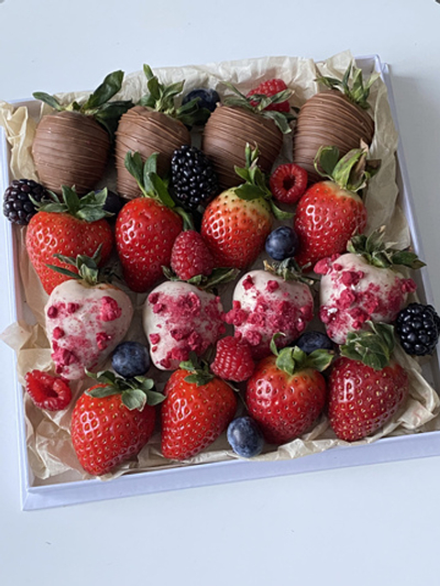 Набор 16 клубник (8 в шоколаде) + 3 доп ягоды black