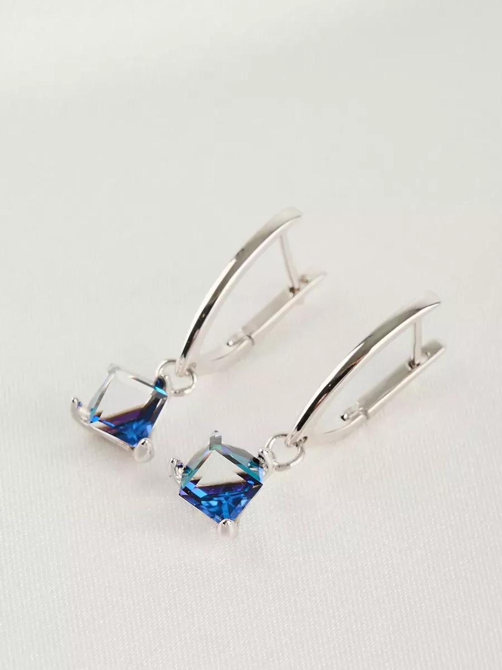 Серьги-подвески Миражи с синим кубиком Swarovski