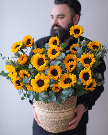 Корзина с подсолнухами, эрингиумом и эвкалиптом