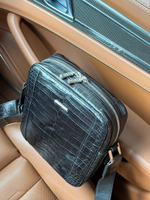 Сумка-мессенджер из кожи крокодила Zilli