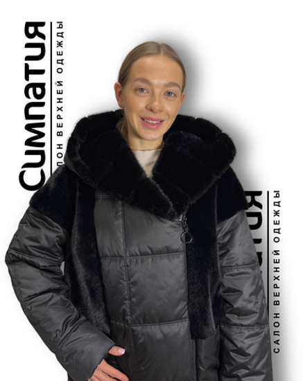 Теплое пальто черного цвета и отделкой из эко меха норки