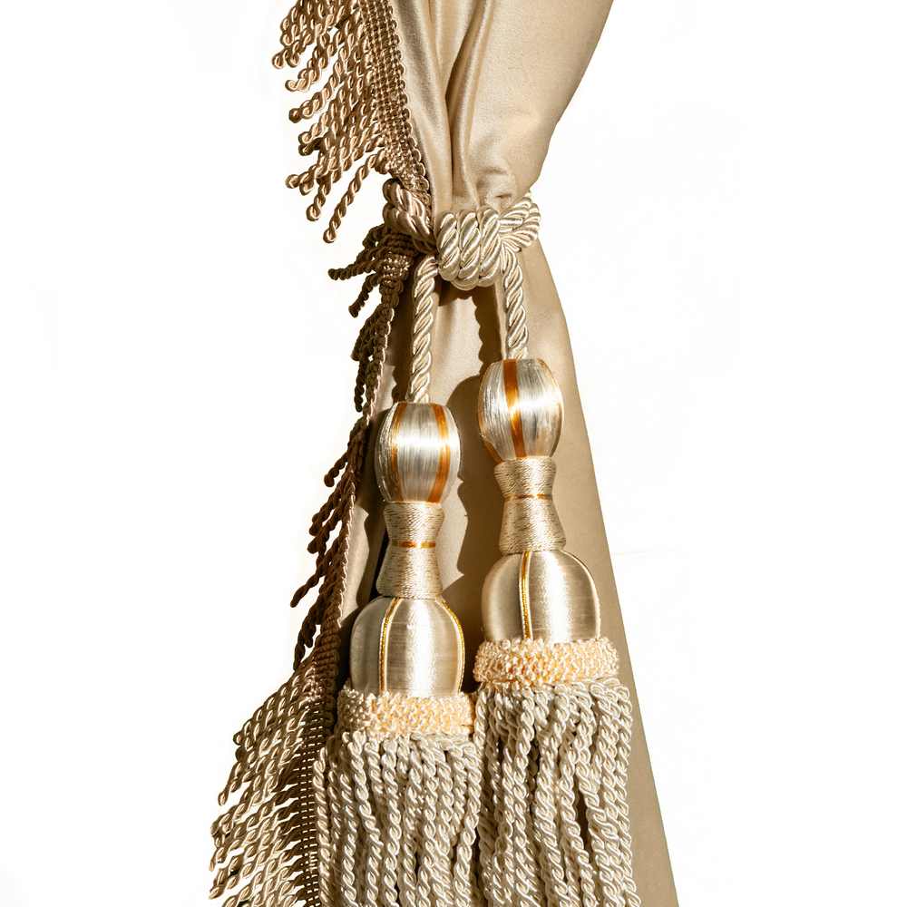 Шторы спального места с прихватами "Кисти" бежевые в кабину Volvo, Scania, MAN, DAF, Merc, Камаз, Sitrak, Shacman, Foton, FAW. Высота 1,5м, ширина одной стороны - 1,15м. Блэкаут, велюр. Бежевый цвет с бежевой бахромой и бежевыми кистями