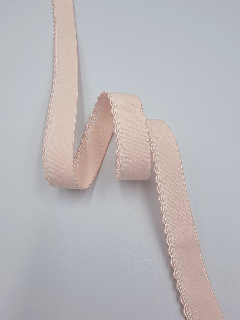 Ажурная становая резинка серебристый пион 15 мм (Pantone 12-1206 TPX)