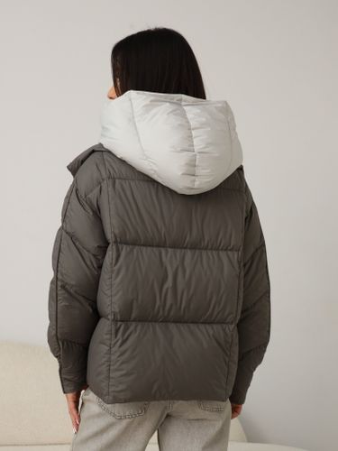 Укороченный пуховик цвета хаки с серым капюшоном