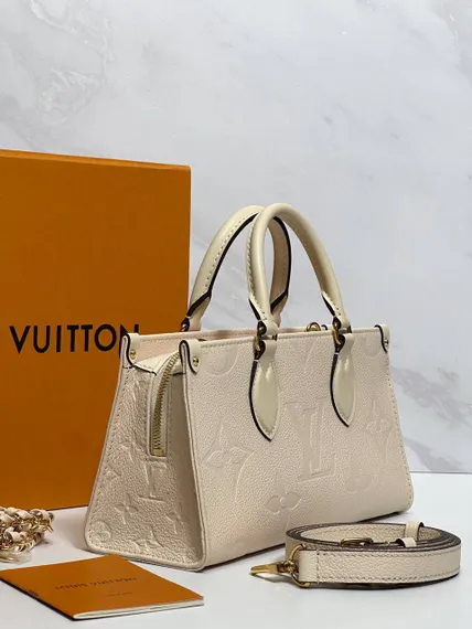 Сумка-тоут LOUIS VUITTON On The Go East West со съемным ремнем-цепочкой с плетёной отделкой из кожи