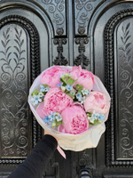 Букет 5 розовых пионов с голубой незабудкой в фирменном оформлении