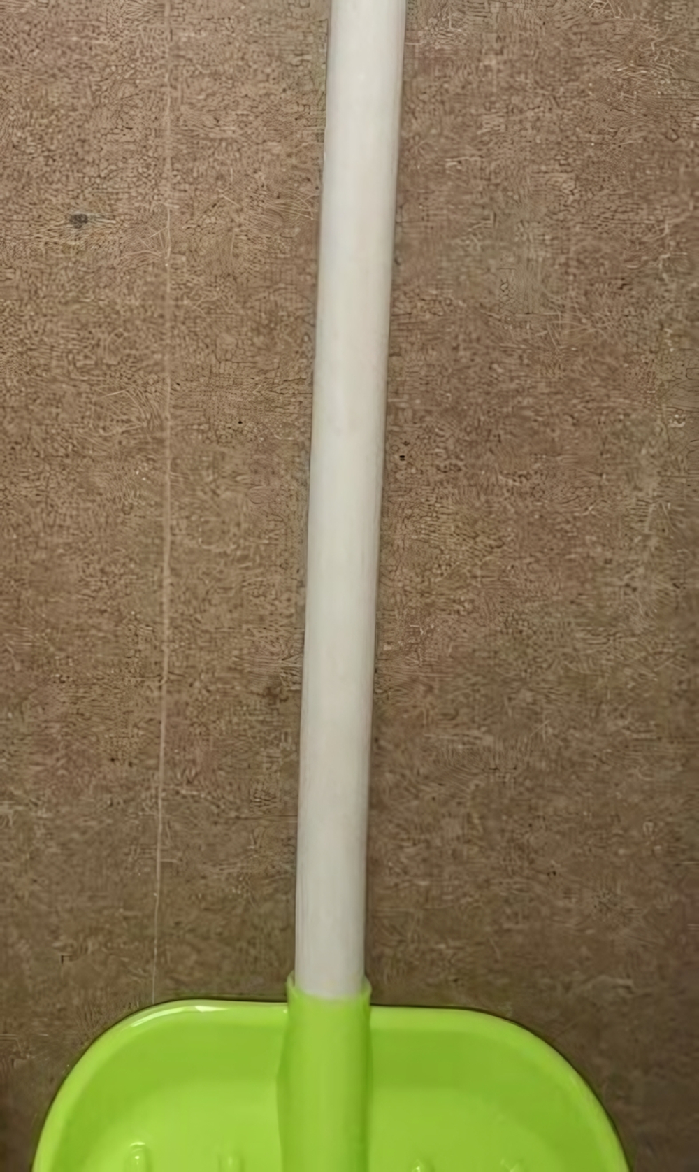 Лопата детская пластиковая 65 см с деревянной ручкой