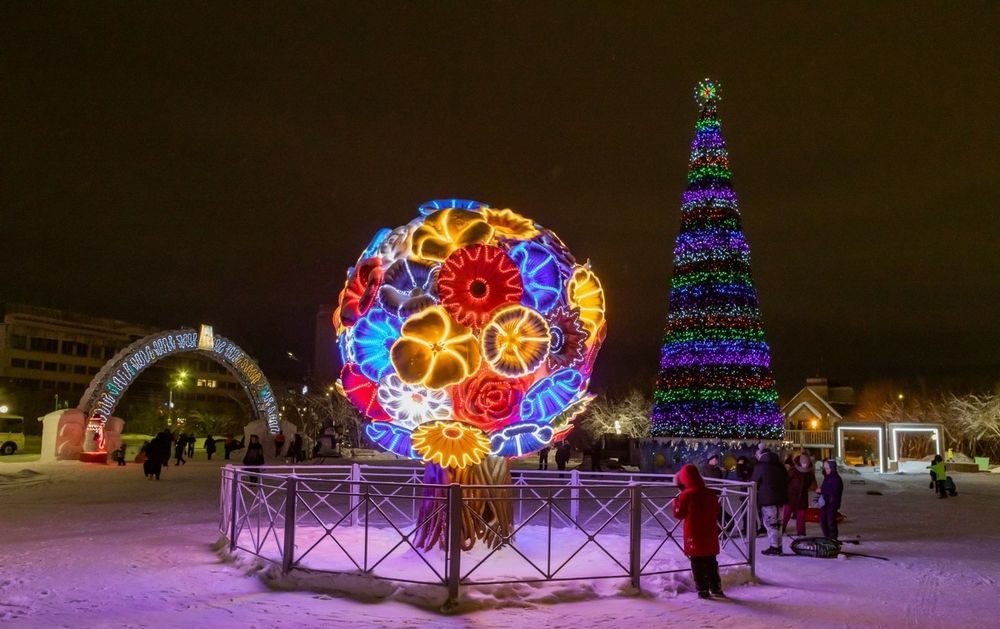 Светодинамическая елка каркасная - встроенная гирлянда цветная -"Уральская"" 15 м