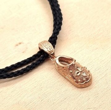 Черный браслет с позолоченным тапочком Спиридона и бусиной