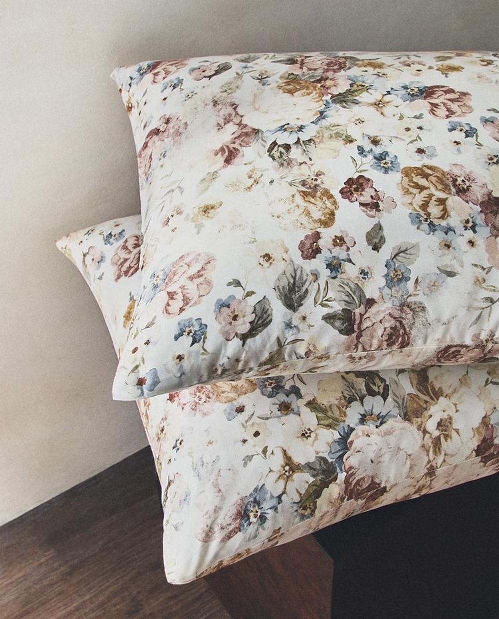 ZARA HOME НАВОЛОЧКА ИЗ САТИНА С ЦВЕТОЧНЫМ ПРИНТОМ, ЖЕЛТОВАТО-БЕЛЫЙ