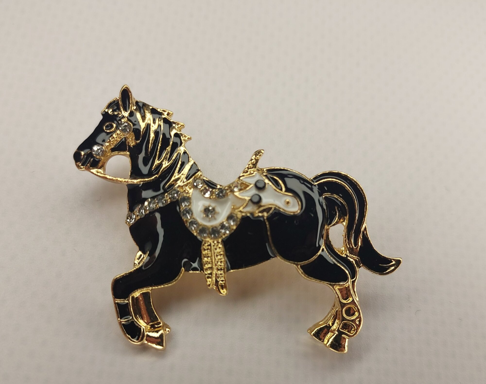 Брошка "Чёрная вороная лошадь". Символ года. Женская бижутерия, металл, чёрный цвет.