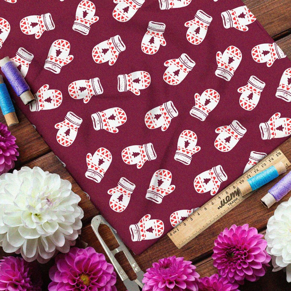 Ткань атлас белые варежки на бордовом фоне