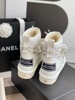 Белые дутики Chanel с мехом