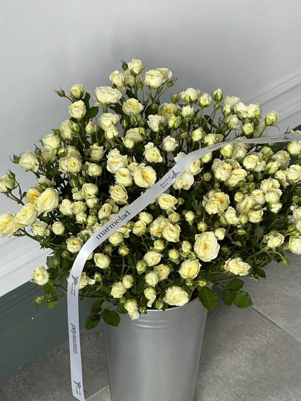 АКЦИЯ - светло-желтая кустовая роза - цена действует при заказе от 25шт