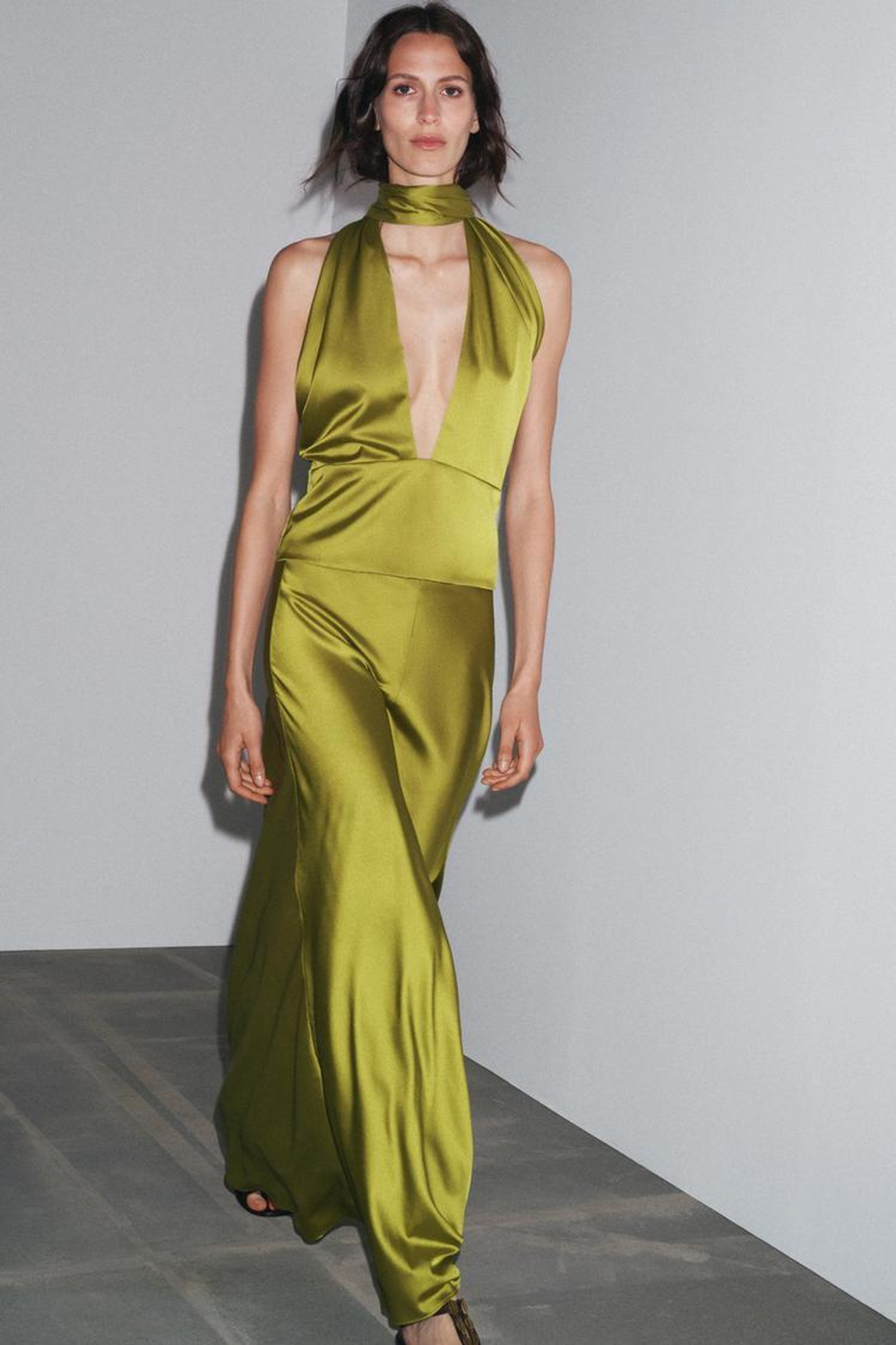 ZARA АТЛАСНЫЙ ТОП С ГОРЛОВИНОЙ ХАЛТЕР, ОЛИВКОВЫЙ