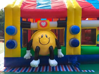 Коммерческий надувной батут «Смайлики» с крышей, размер 12*8*7 м