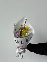 Кулек из лизиантуса, нарциссов, ириса и вербы