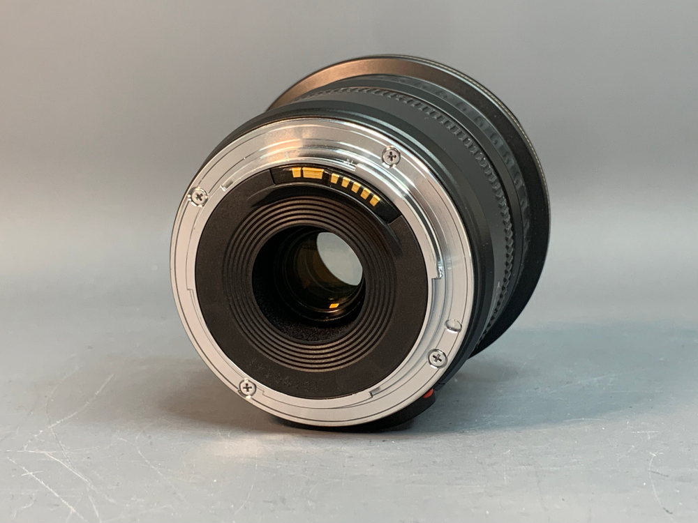 Canon EF 20-35mm f/3.5-4.5 USM