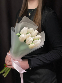 9 белоснежных тюльпанов