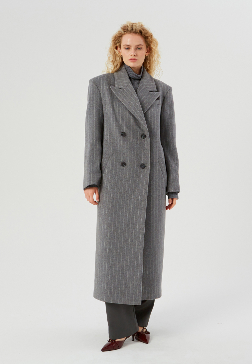Пальто удлиненное с широкой линией плеча серое