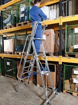 Стремянка с большой площадкой и дугой безопасности серии Stabilo 6 ступеней 127501