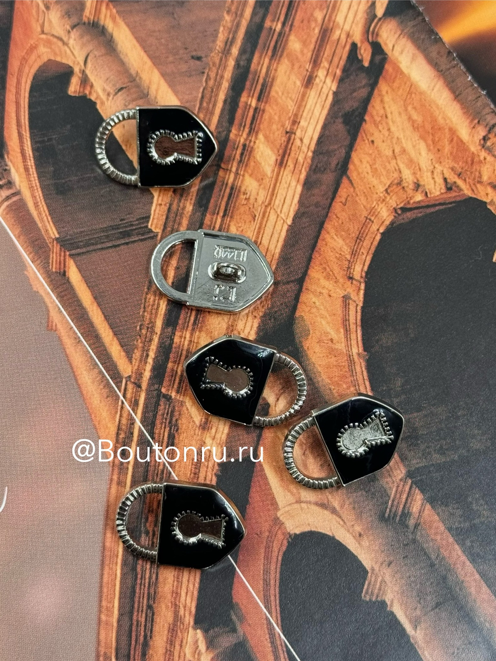 Пуговицы замочек серебристые с черной эмалью Скиапар.