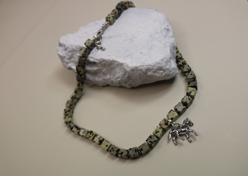 Чокер из далматиновой яшмы "Пятнистый аллюр"