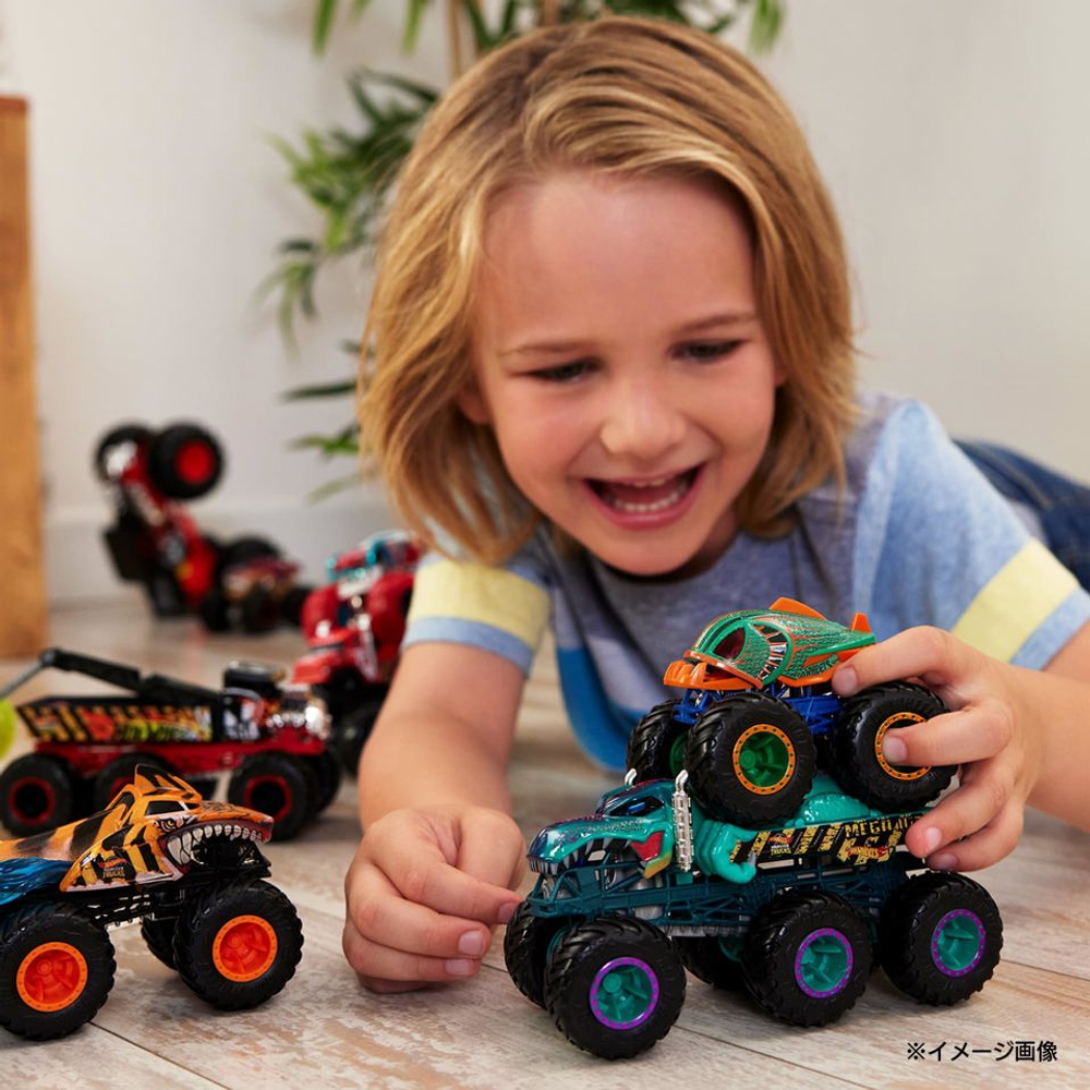 Монстр-трак Hot Wheels Акулы против Динозавров 1:64 | Hot Wheels Monster Trucks Sharks vs Dinosaurs | Jgd68 3+